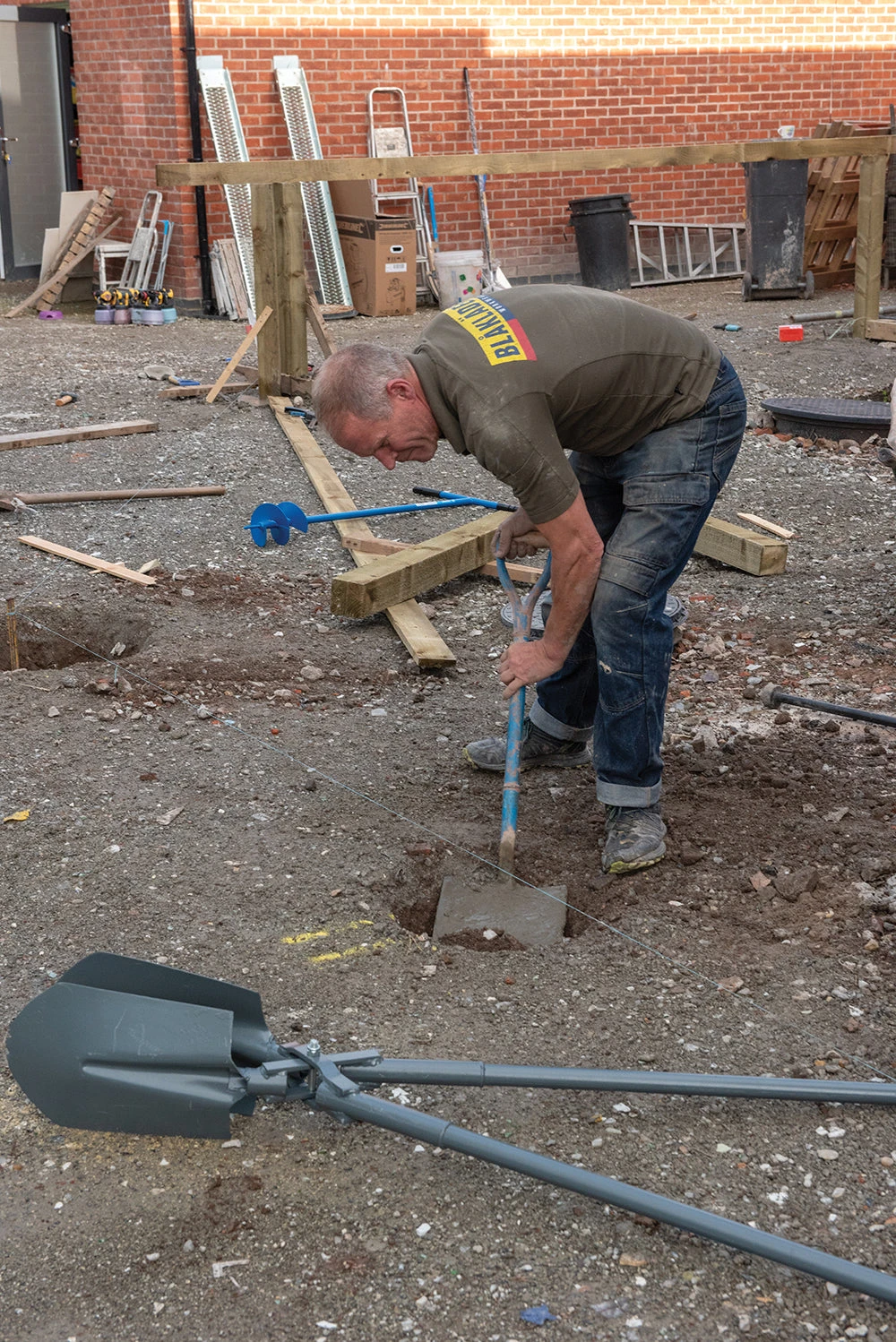 Silverline 633533 Solid Forged Round Mouth Shovel 1020mm 2 Silverline 633533 Solid Forged Round Mouth Shovel 1020mm - Image 2