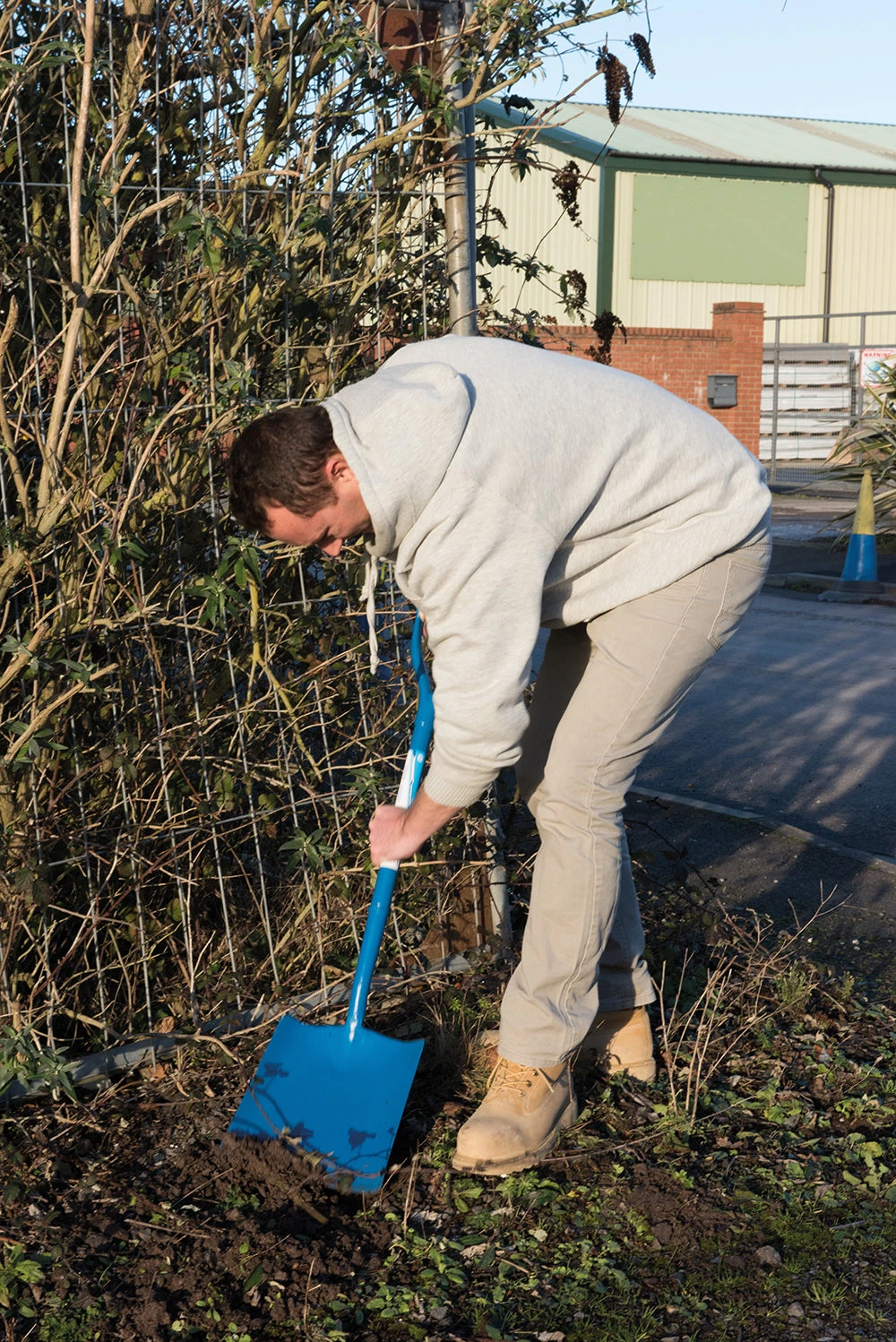Silverline 793741 Solid Forged Square Mouth Shovel 1025mm 2 Silverline 793741 Solid Forged Square Mouth Shovel 1025mm - Image 2